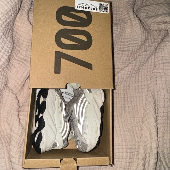Yeezy boost 700 V2 - Picture 2 of 4
